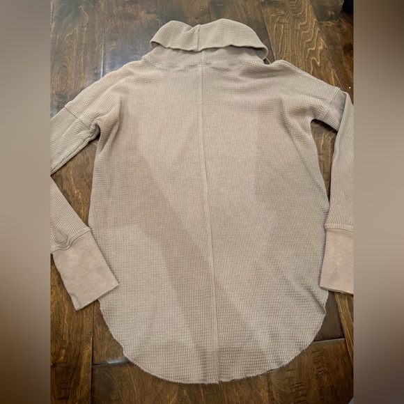 Aritzia The Group by Babaton Thermal Cowl Neck Long Sleeve Taupe size XXS - Picture 11 of 14